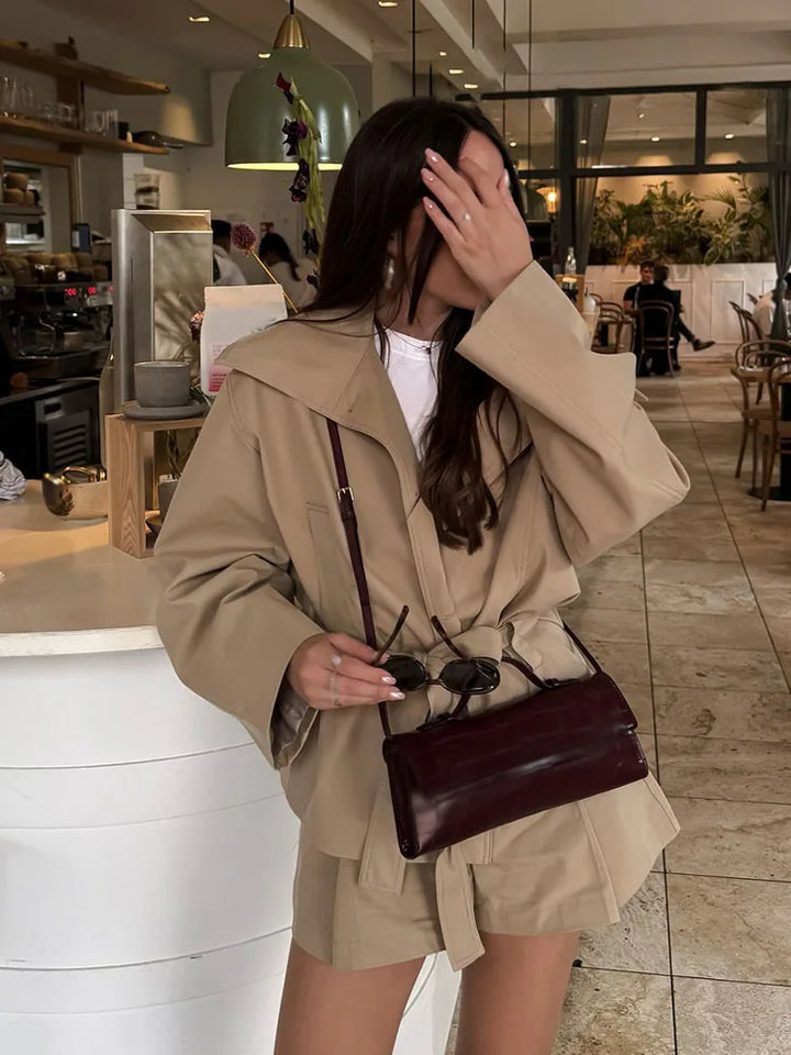 Damen zweiteiliges Set mit oversized Wickeljacke mit Gürtel und Shorts | Langarm
