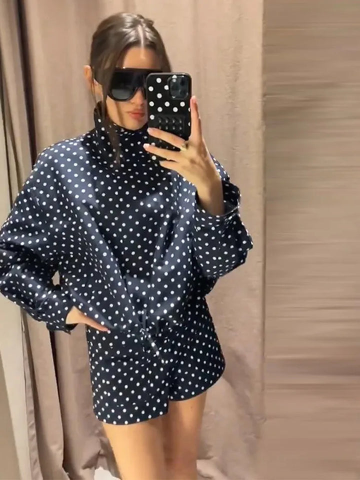 Damen zweiteiliges Set mit langärmligem Oberteil mit Polka Dots und Shorts | Hoher Kragen