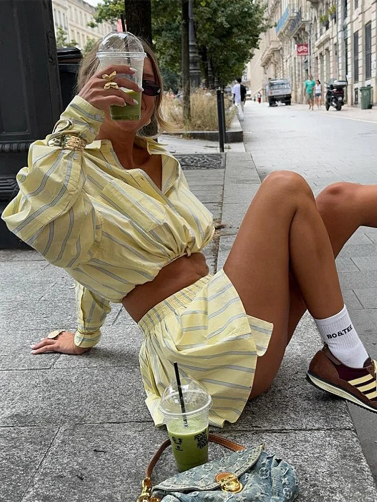 Damen Zweiteiliges Streifen-Set | Oversize-Hemd mit Knopfleiste und Shorts mit Hoher Taille | Lässiger Sommerstil