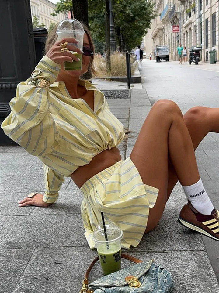 Damen Zweiteiliges Streifen-Set | Oversize-Hemd mit Knopfleiste und Shorts mit Hoher Taille | Lässiger Sommerstil