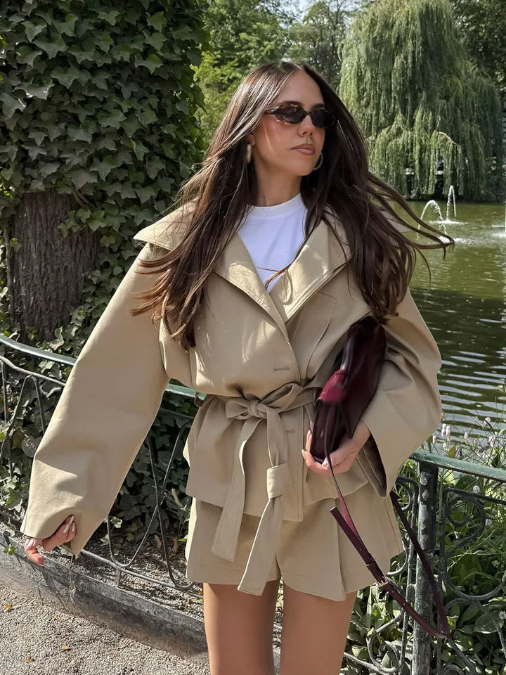 Damen zweiteiliges Set mit oversized Wickeljacke mit Gürtel und Shorts | Langarm