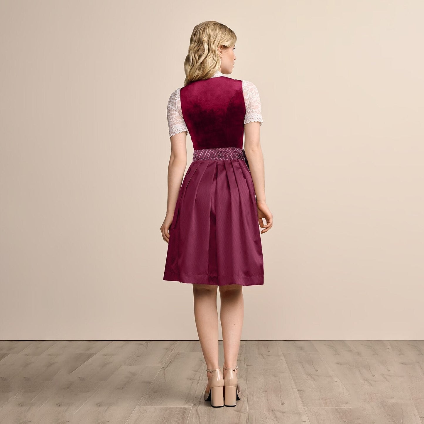 Schwarzes Trachtenkleid mit Blumenstickerei – Vintage Dirndl mit Schürze fürs Oktoberfest