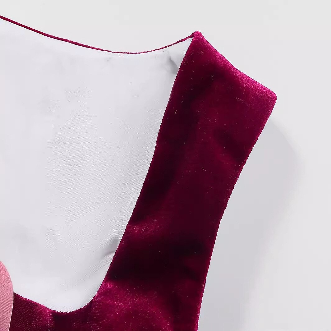 Schwarzes Trachtenkleid mit Blumenstickerei – Vintage Dirndl mit Schürze fürs Oktoberfest