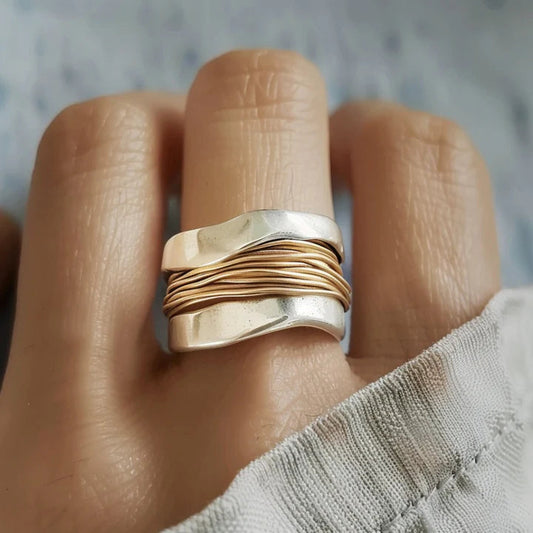 Silberner Ring mit Goldfäden | Schmuck für Damen zu besonderen Anlässen
