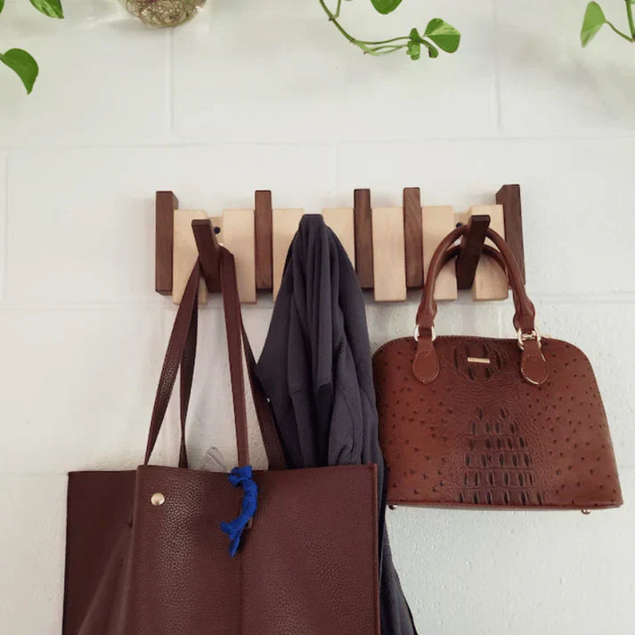Stilvoller Kleiderständer im Klavierdesign – elegante Organisation für Ihren Flur mit mehreren Haken und kompaktem Design.
