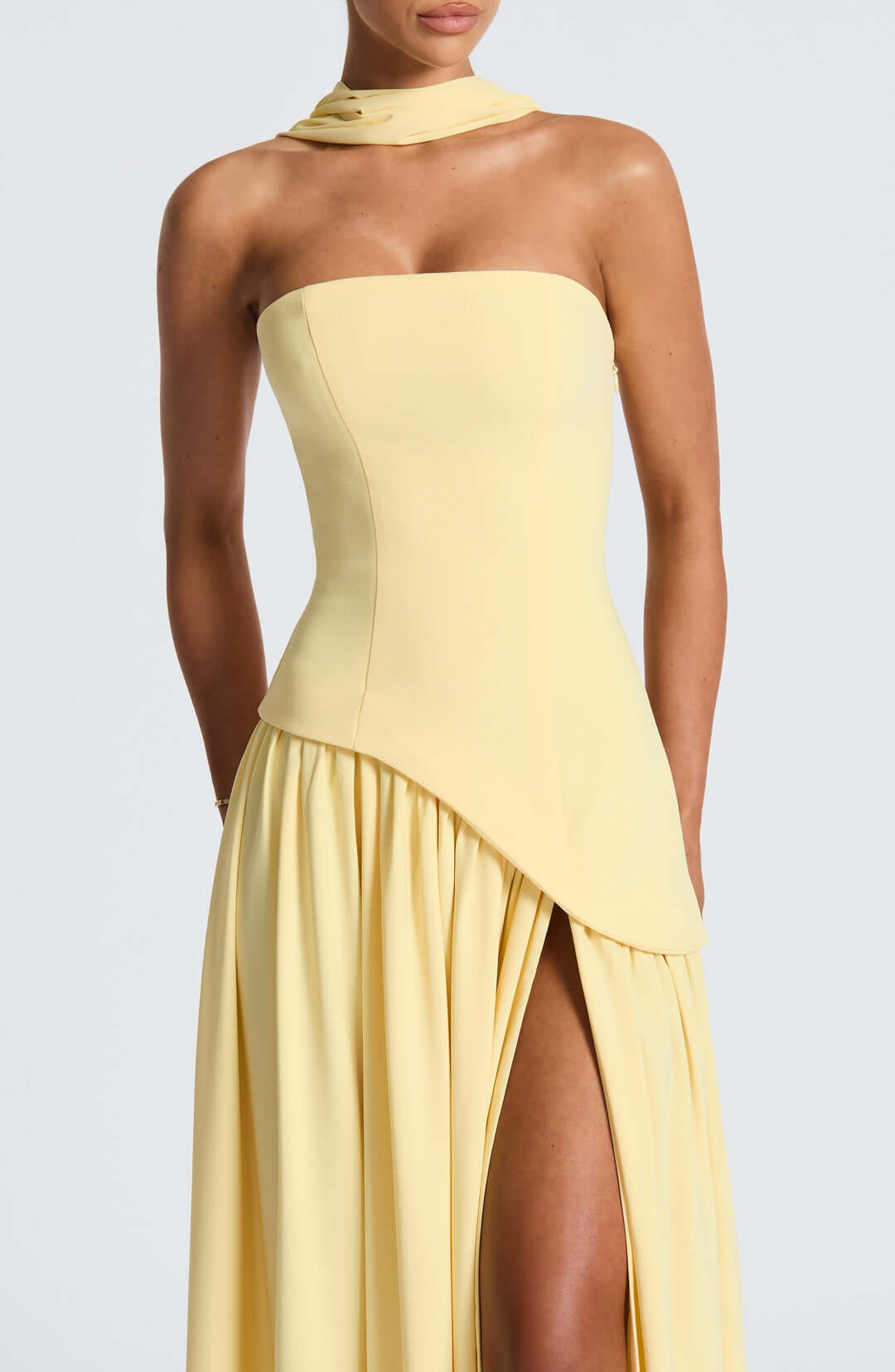 Trägerloses Maxikleid mit Korsett und asymmetrisch drapiertem Rock 5