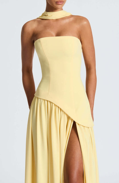 Trägerloses Maxikleid mit Korsett und asymmetrisch drapiertem Rock 5