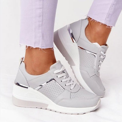 Sneaker stringate da donna con suola platform | Perforate