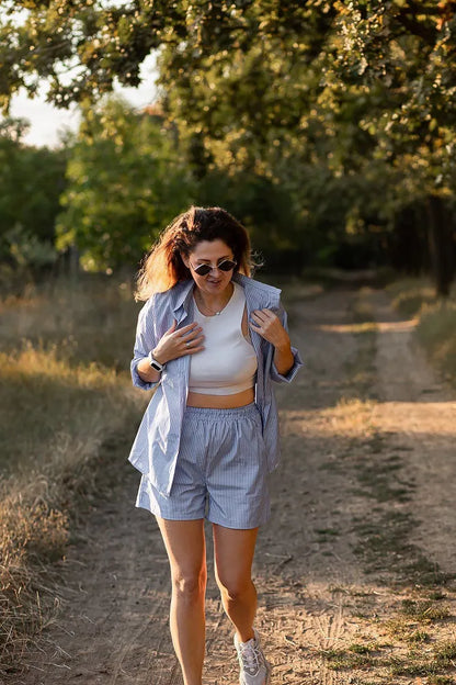 Damen Set – Gestreifter Sommerlook mit Shorts und Bluse