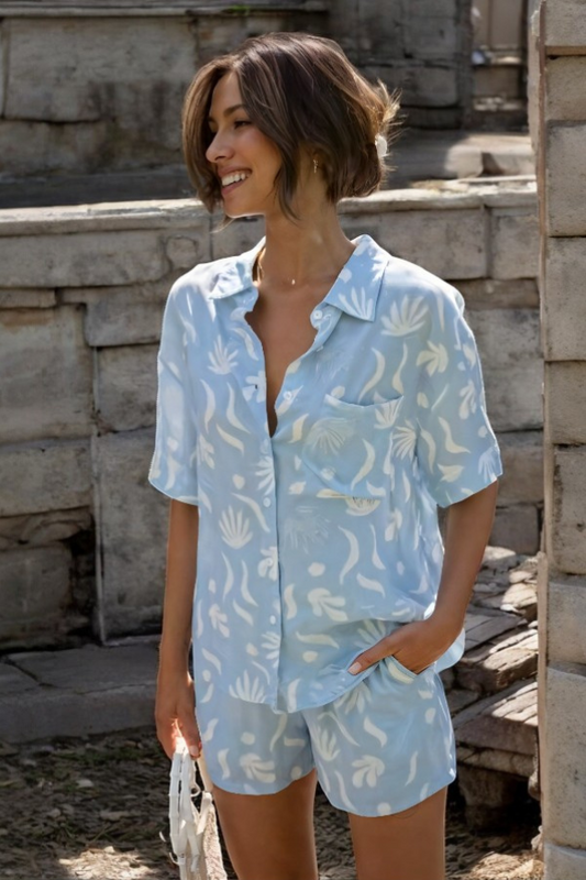 Damen-Shirt mit Brusttasche und Shorts im Set - Entspanntes Button-Down-Hemd und bequeme Shorts für stilvolle Freizeitlooks