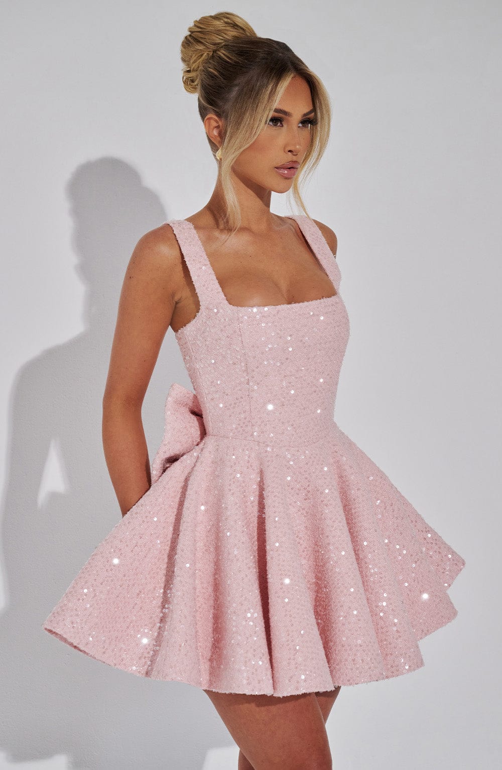 Damen Kleid Mit Eckigem Ausschnitt Breiten Trägern Und Ausgestelltem Rock | Mini