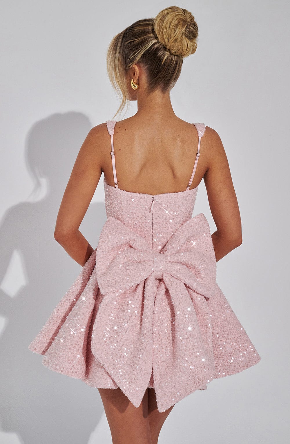 Damen Kleid Mit Eckigem Ausschnitt Breiten Trägern Und Ausgestelltem Rock | Mini