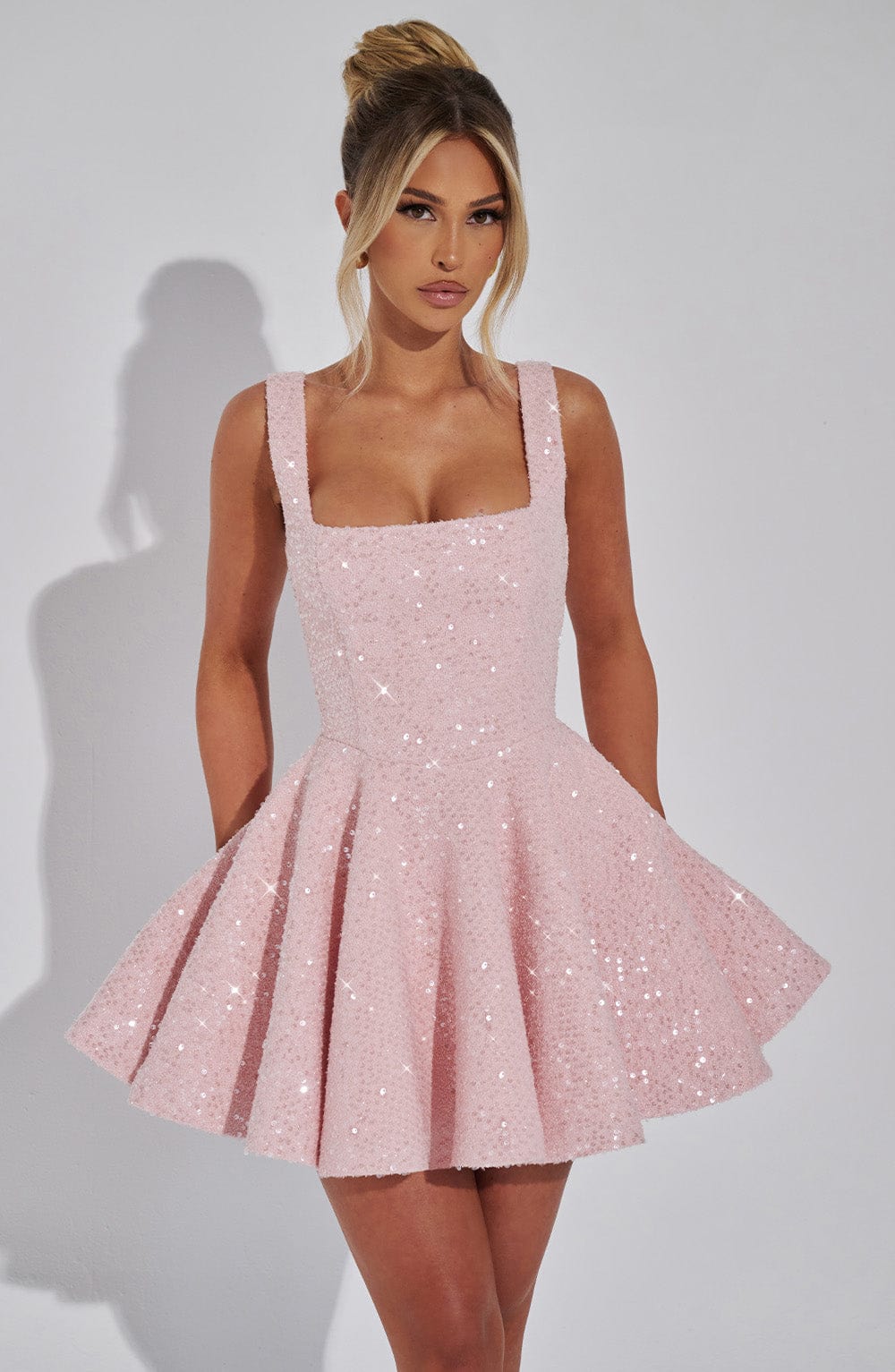 Damen Kleid Mit Eckigem Ausschnitt Breiten Trägern Und Ausgestelltem Rock | Mini