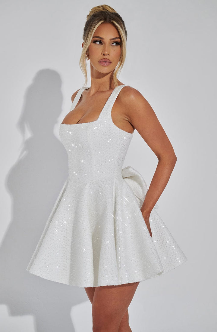 Damen Kleid Mit Eckigem Ausschnitt Breiten Trägern Und Ausgestelltem Rock | Mini