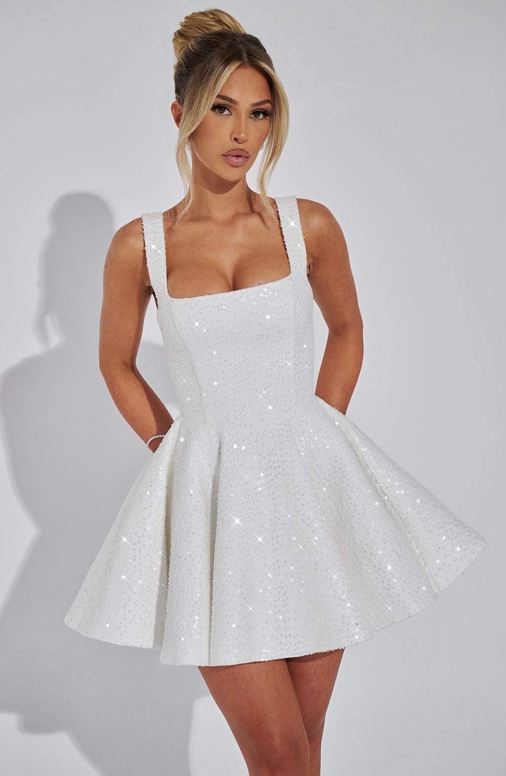Damen Kleid Mit Eckigem Ausschnitt Breiten Trägern Und Ausgestelltem Rock | Mini