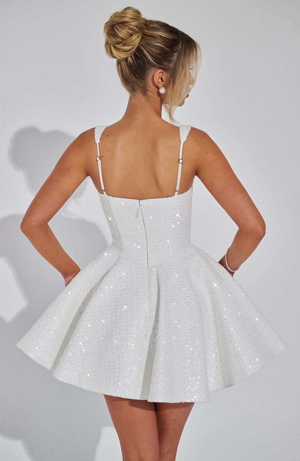Damen Kleid Mit Eckigem Ausschnitt Breiten Trägern Und Ausgestelltem Rock | Mini