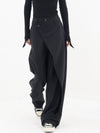 Frauenhose mit asymmetrischem Design und weitläufigen Beinen