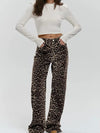 Frauenhose mit Leopardenmuster und weitläufigen Beinen