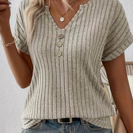 Geripptes Damenoberteil | Lässiger Chic mit Knopfakzent | Maja