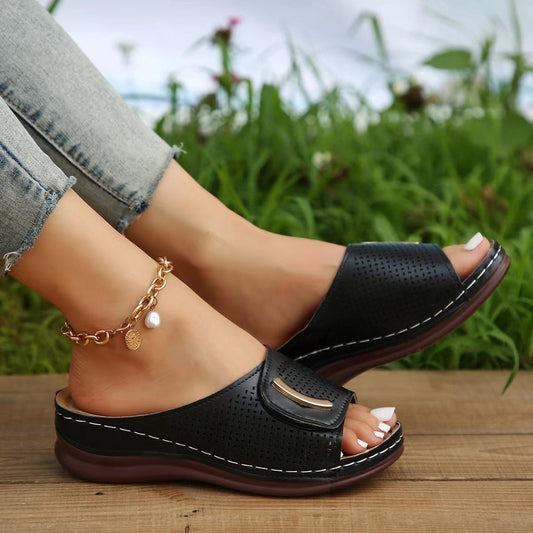 Keilsandalen für Frauen mit perforiertem Riemen