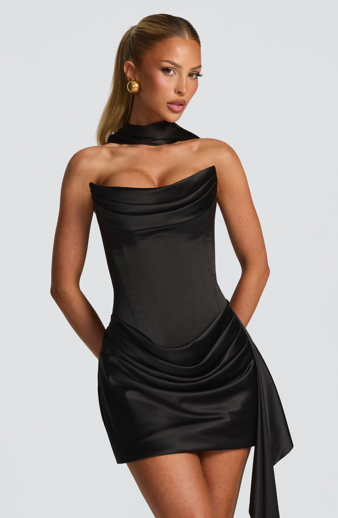 Damen Trägerloses Minikleid Mit Schal Ausschnitt Detail | Schaldetail