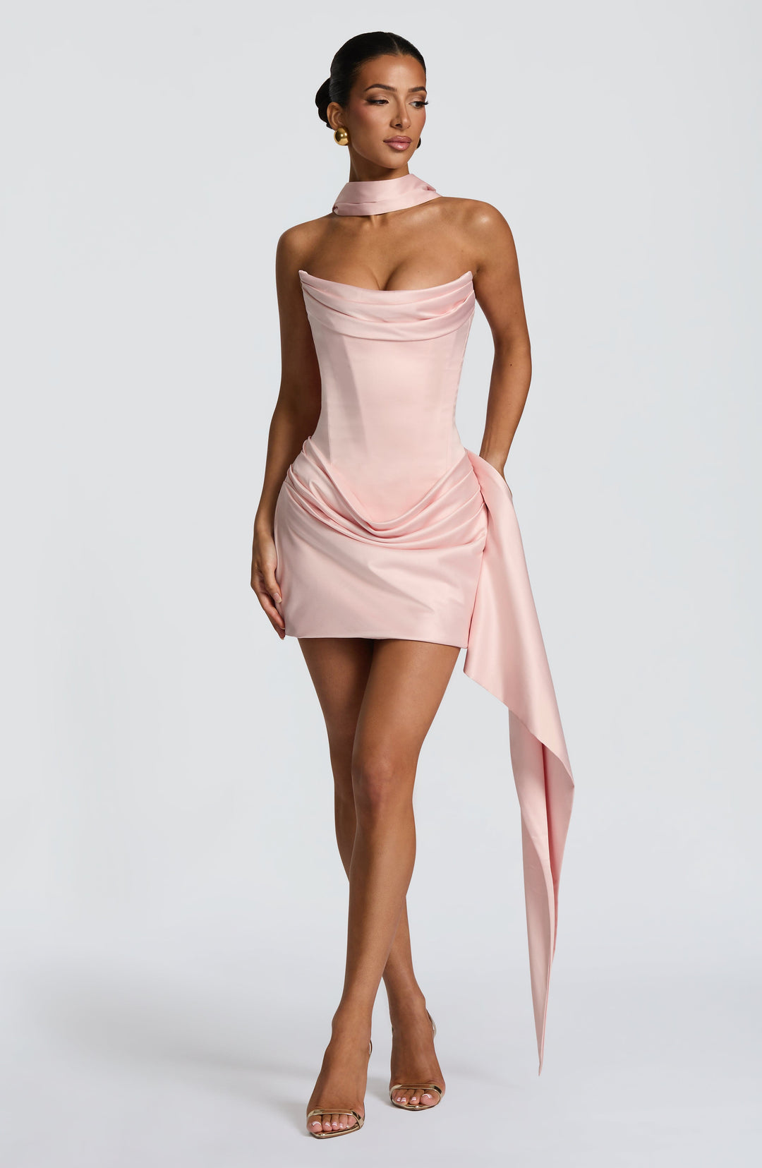 Damen Trägerloses Minikleid Mit Schal Ausschnitt Detail | Schaldetail