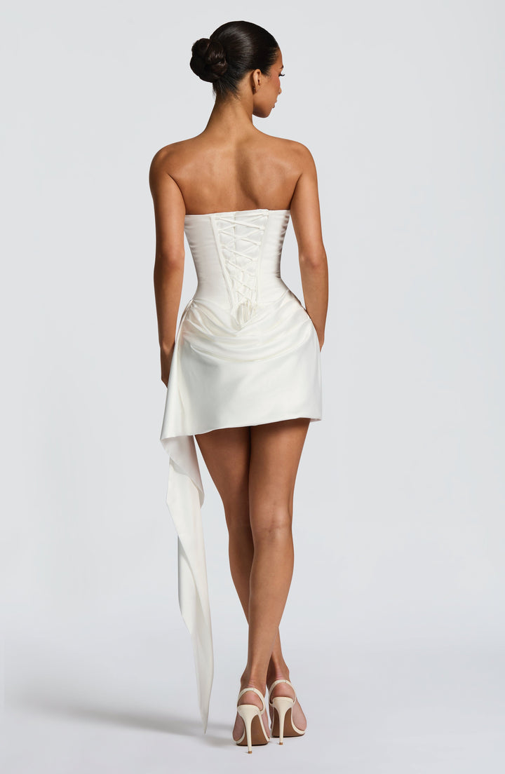 Damen Trägerloses Minikleid Mit Schal Ausschnitt Detail | Schaldetail
