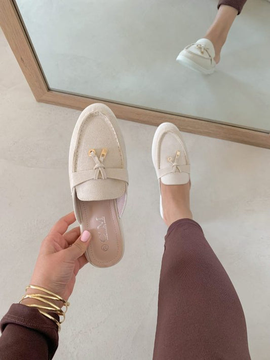 Offene Slipper für Damen mit charmanten Details