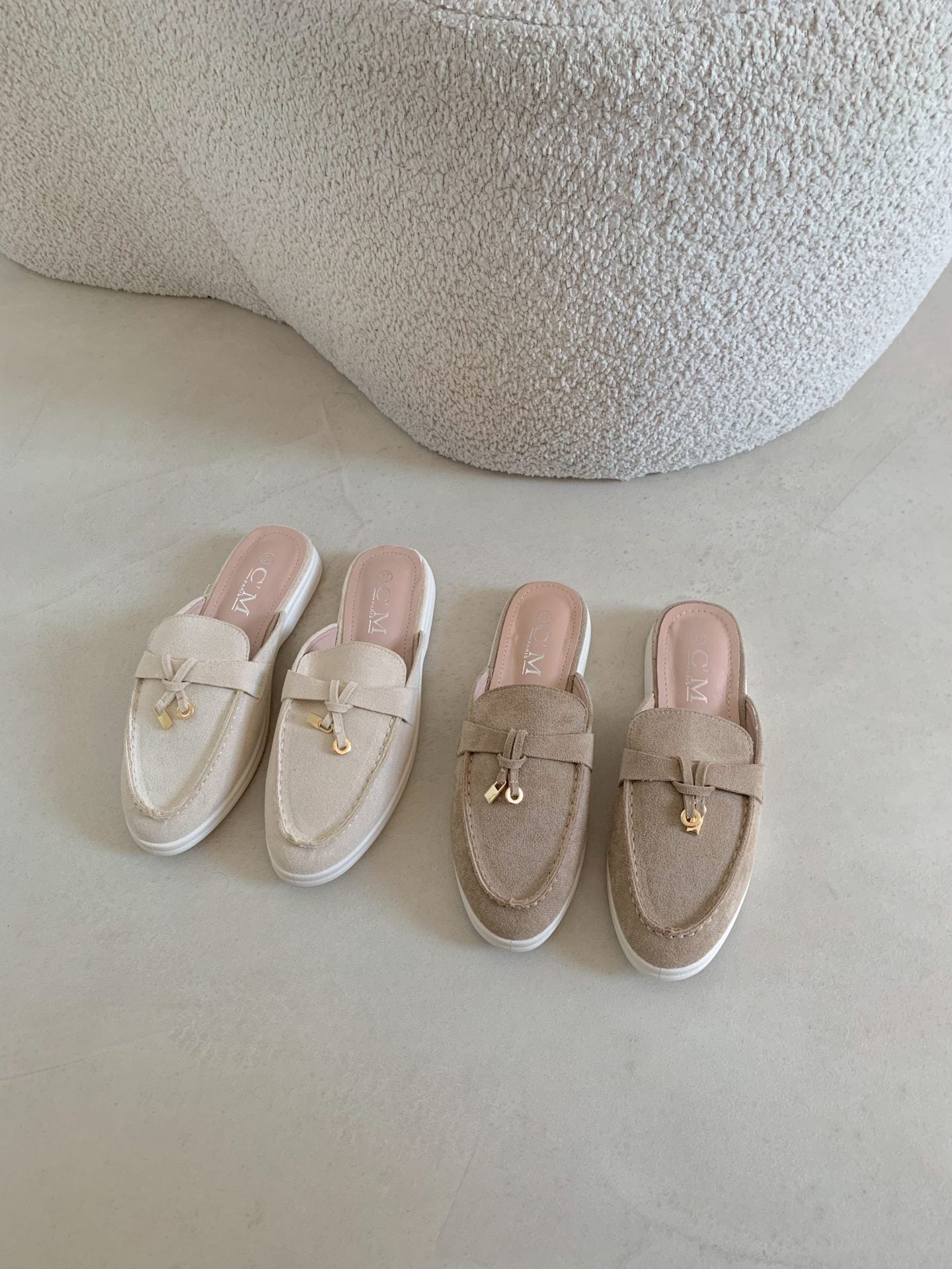 Offene Slipper für Damen mit charmanten Details