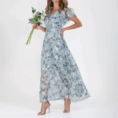 V-Ausschnitt und elegantes, modern geschnittenes, geblümtes Maxikleid